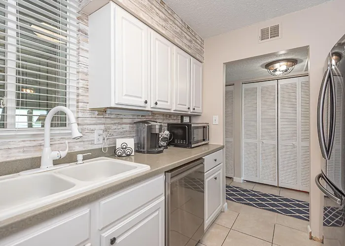 Ocean Bayfront Balcony, Stunning Views, Perfect For Relaxation *
